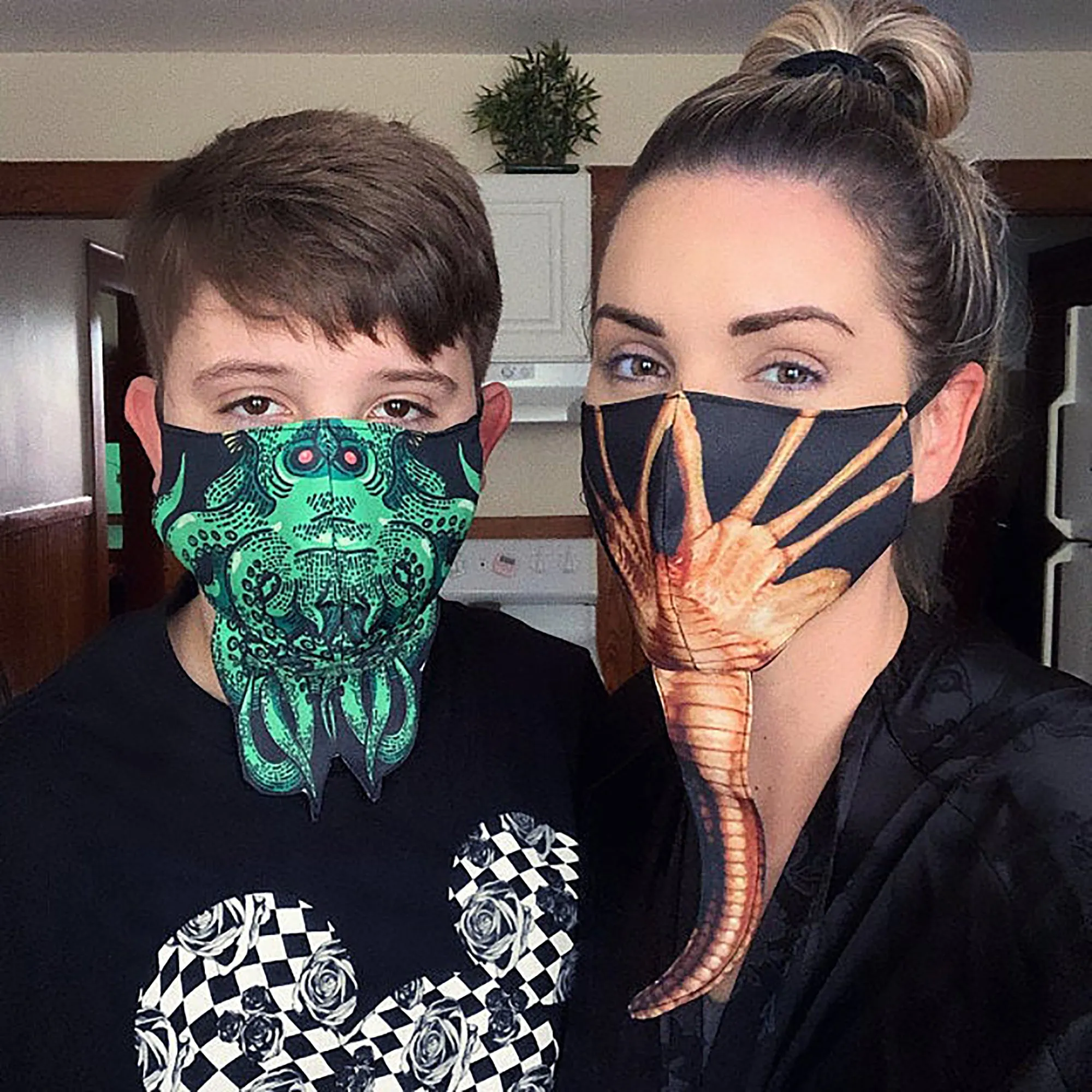 Face Hugger Mask. Aliens-inspired, adjustable fabric face cover. Xenomorph, Facehugger face mask